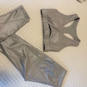 Fabletics Sports bra/leggings set in Metallic Grey